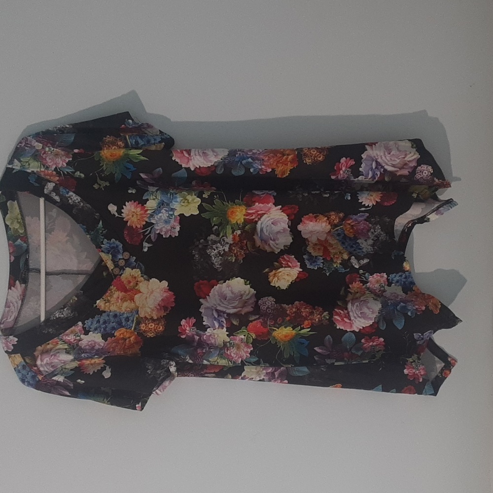 Miusey womans top.‎ Size large. Black with flowers. Very Ssft. Nice condition